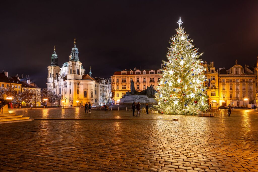 Winter in Prague highlights: Christmas market in Old Town, snowy Charles Bridge, Prague Castle at sunset, historic cafés, and Vltava River cruise.
