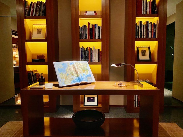 The library of the Park Hyatt Tokyo