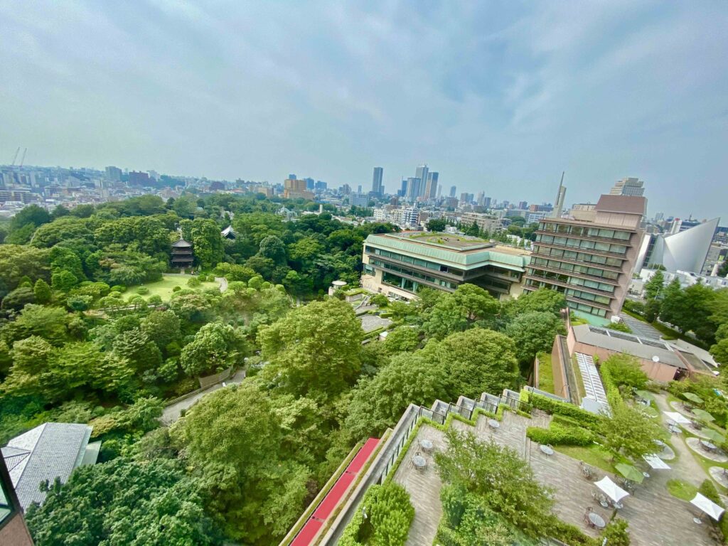 Aerial view of Hotel Chinzanso Tokyo gardens, showing lush greenery, winding paths, historic tea houses, and the former aristocratic estate set within central Tokyo’s urban landscape
