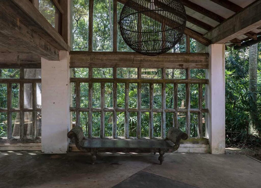 Lunuganga interior featuring antique Sri Lankan artworks, sculptural accents, and Geoffrey Bawa’s refined tropical aesthetic.