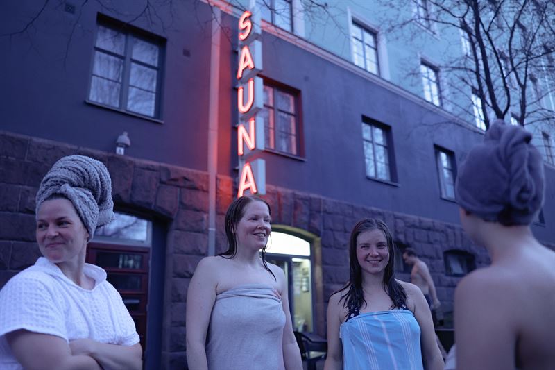 Cooling off outdoors after a hot steam at Kotiharjun Sauna. Photo: Maija Astikainen / Helsinki Partners