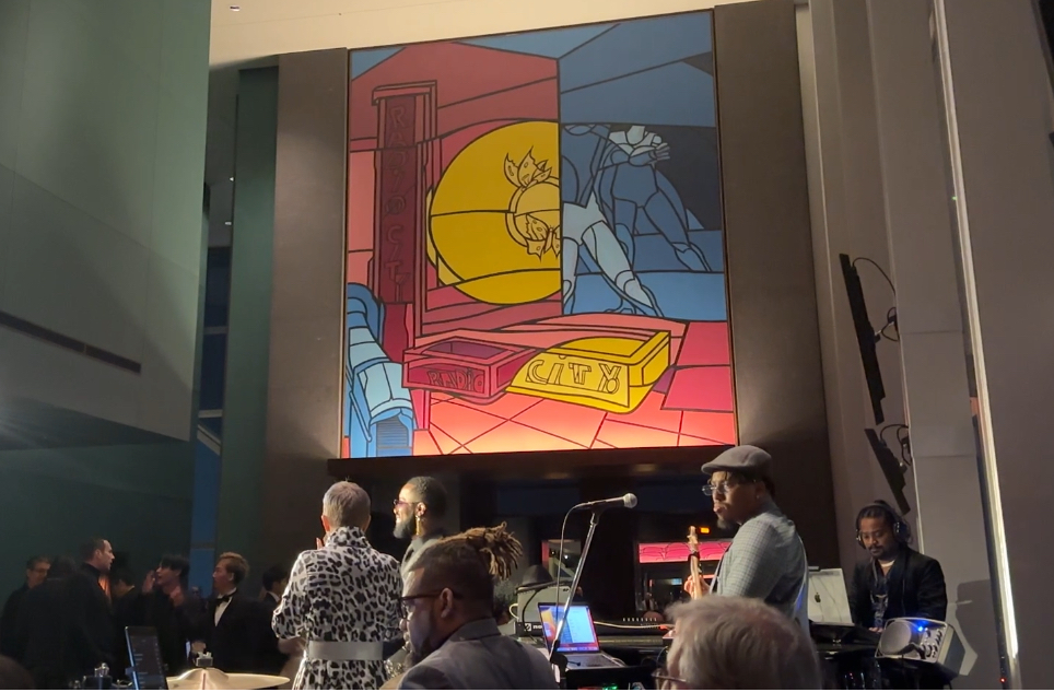 Guests enjoy live music during the reopening party at Park Hyatt Tokyo’s New York Grill, beneath one of the iconic Valerio Adami murals that have become symbols of the hotel’s timeless design and cinematic atmosphere high above Shinjuku.