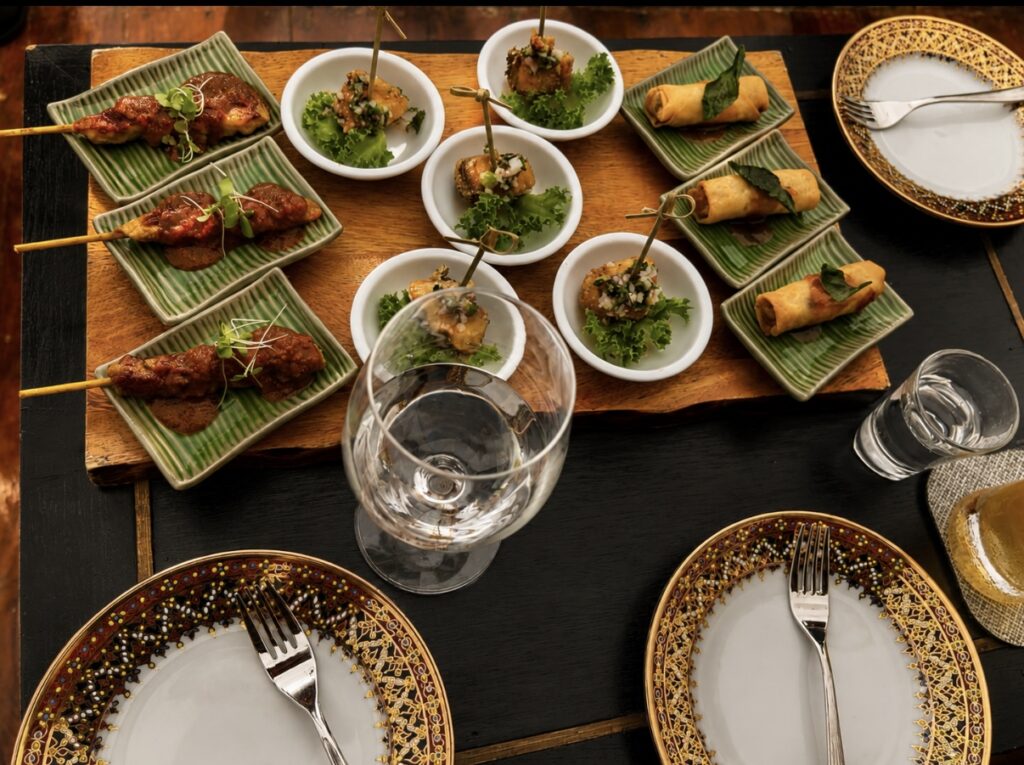 Thai appetizers served on Benjarong tableware aboard Loy Dream on the Chao Phraya River